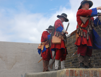English defenders on ramparts reloading muskets